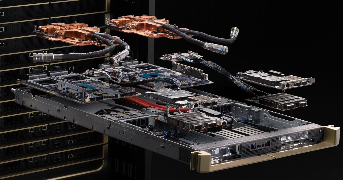 高功率 GPU 服务器实物，机箱内展示铜质冷板、软管管路与计算板卡